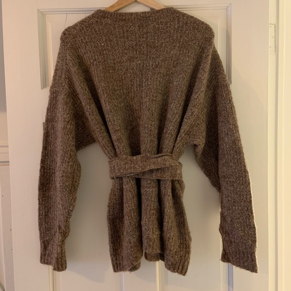 Aritzia Group by Babaton oversized knit sweater with optional belt. Size small - Picture 4 of 4